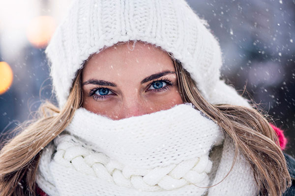 Woman wearing white winter scarf and hat