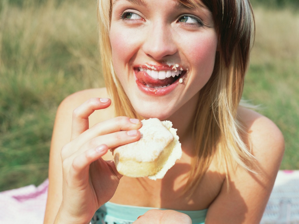 woman-eating-a-cake-picture