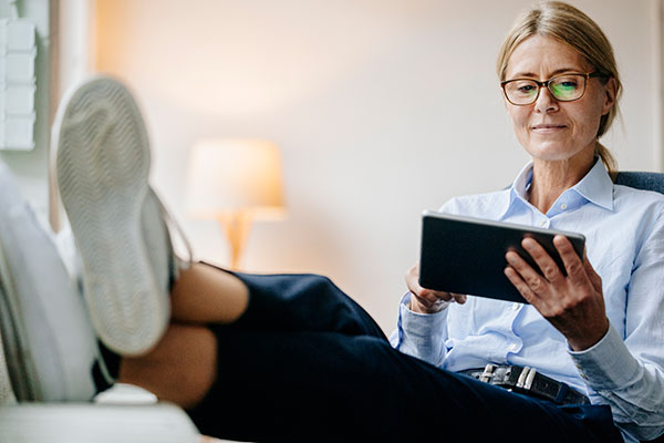 Investor reading an iPad 600