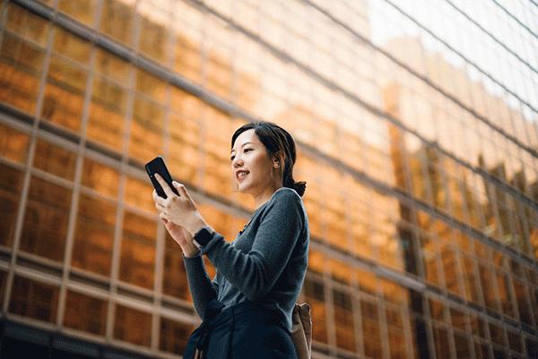 Woman reading news on her mobile 600