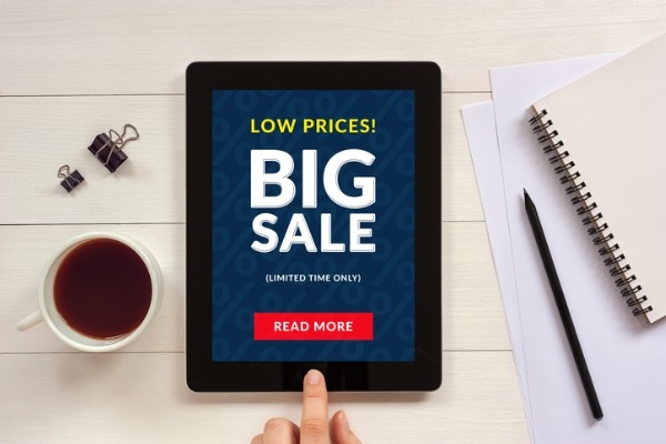 big-sale-concept-on-tablet-screen-with-office-objects-picture