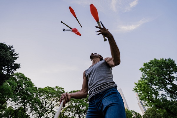 Man juggling 600