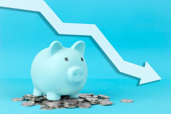 piggy bank recession save spend 600