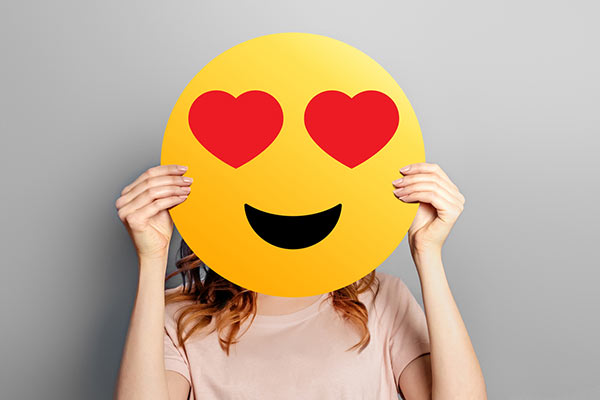 Heart emoji face 600