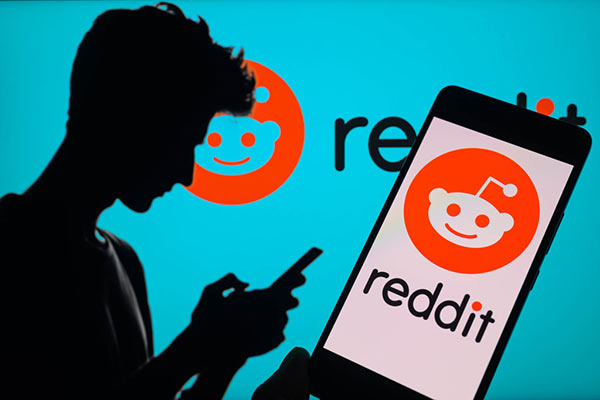 Reddit Getty image with logo and smartphone 600