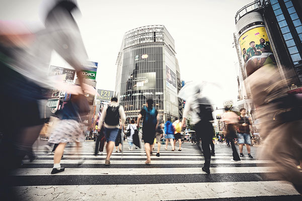 Pedestrians crossing the street at Shibuya crossing in Japan 600