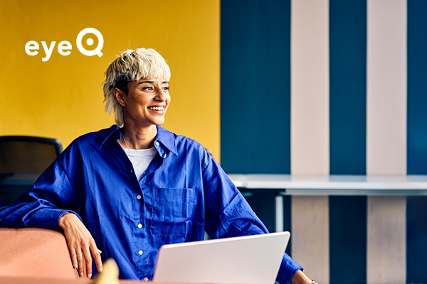 eyeQ smiling woman with laptop