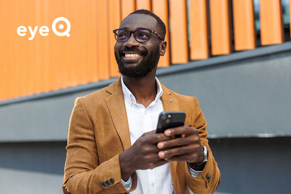 eyeQ investor with smartphone