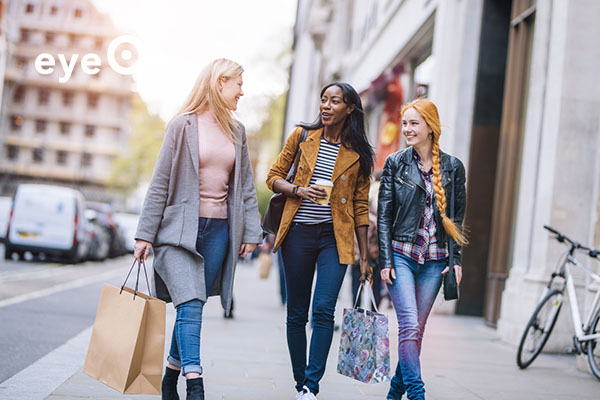eyeQ shoppers with bags