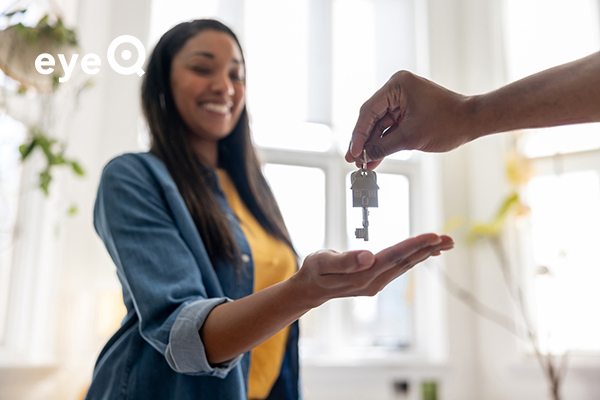 eyeQ new homeowner being handed keys