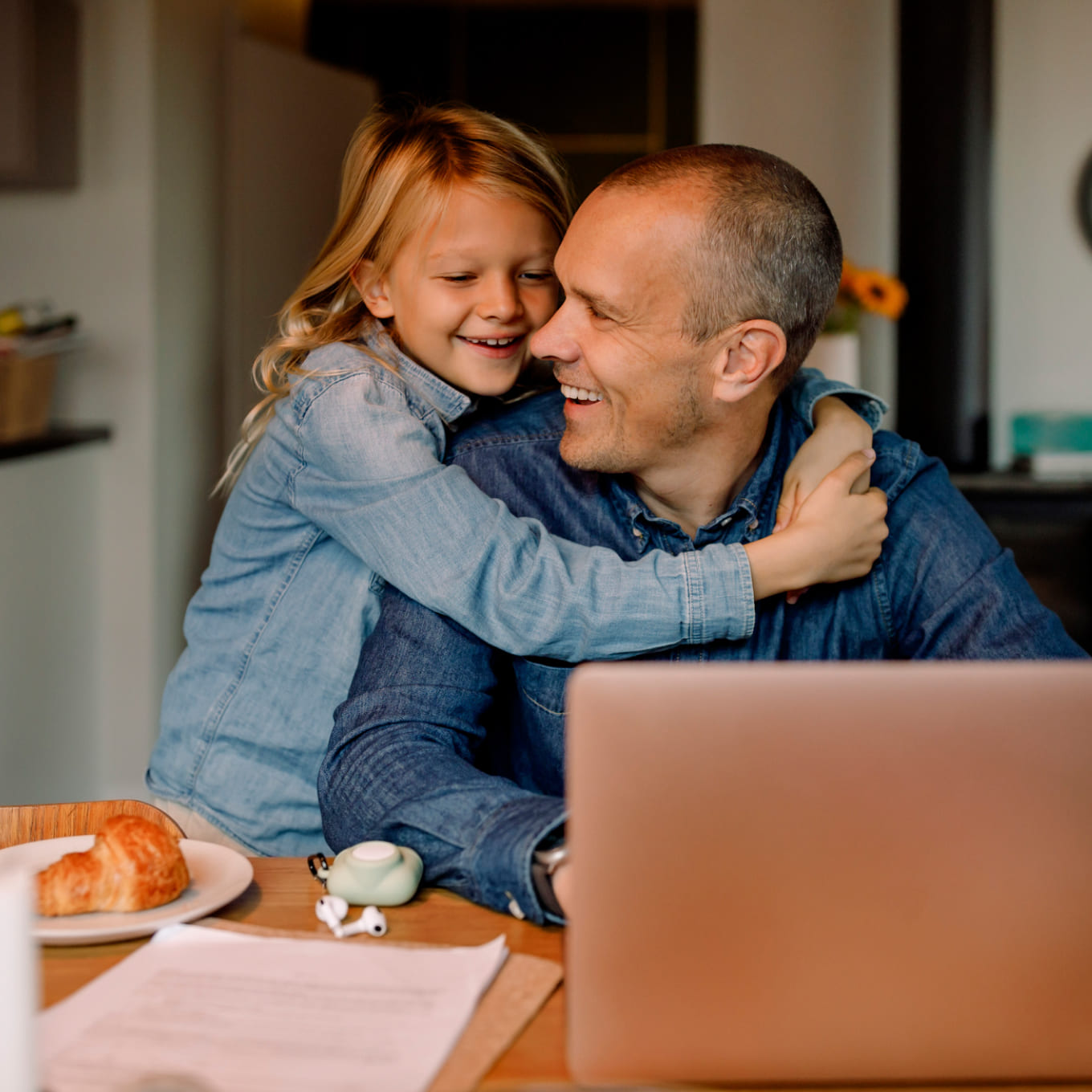 Father-and-daughter-embrace-Trading212-vs-ii