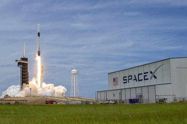SpaceX rocket and hangar, Flickr