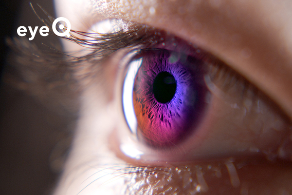 eyeQ investor with coloured iris considering a trade