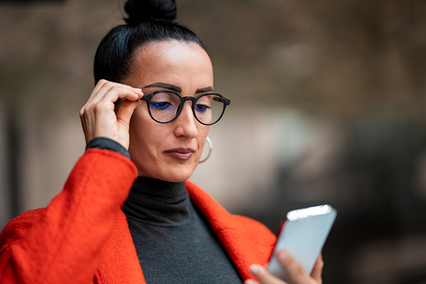 Investor reading Stockwatch on her phone